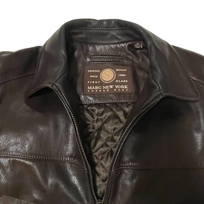 Jaqueta Bombardeiro Marc New York- Masculina Média- Genuína 100% Couro Macia Marrom Escuro - Imagem 1 de 4