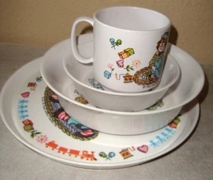 Oneida Raggedy Ann Andy 1969 Bobbs-Merrill 4 Piece Dinner Set Plate Bowls Cup - Picture 1 of 3