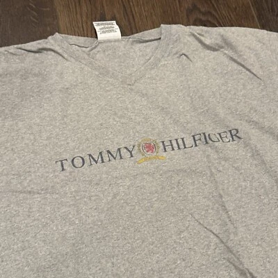 Camiseta De Colección Años 90 Tommy Hilfiger Escudo Deletreado Gris Para Hombre Talla L Color Ligero Emisión Foto 1 de 4