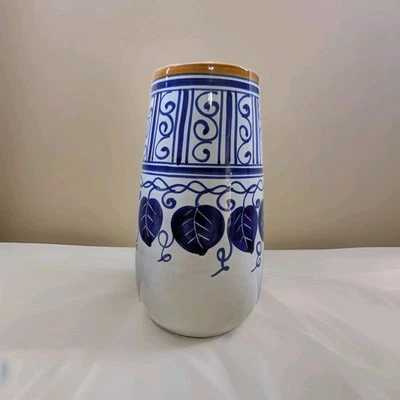 Jarrón de terracota esmaltada blanca y follaje azul cobalto de 9 pulgadas de alto Foto 1 de 4