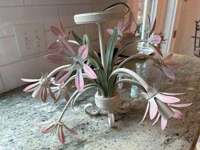 Plafón floral Tole. Colores rosa, verde y marfil.. 4 bombillas montaje empotrado. Foto 1 de 4