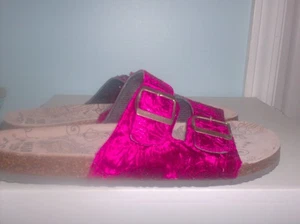 Muk Luks Sandalen zwei Riemen Pantoletten Schnalle Größe 9 rot Samt NEU - Bild 1 von 3