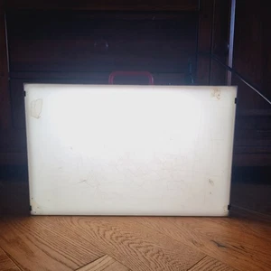 Caja de luz para ver negativos y dibujo vintage de metal y plexiglás funcionando - Imagen 1 de 14