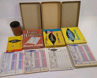 Copo shaker de dados vintage Yahtzee estampa de couro sintético papelão e placares parciais - Imagem 1 de 4