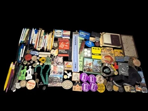 Großer Trödel Schubladen Posten meist Vintage Werbung Magnete Stifte Schlüsselanhänger Pins mehr - Bild 1 von 19