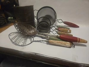 9 utensili da cucina vintage, frusta, cucchiai, setacci con manici in legno, setaccio in metallo - Foto 1 di 4