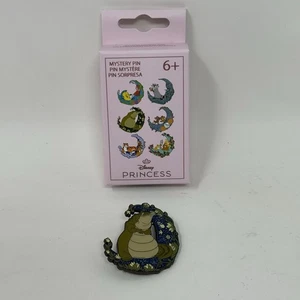 Prendedor Loungefly Disney Sidekick Moon Esmalte Ciego - Louis - Princesa y La Rana - Imagen 1 de 4