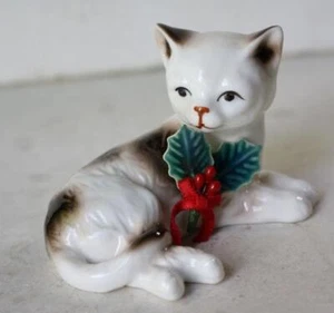 Cat Kitten Figurine Lying Down Holly Berries Red Ribbon Ceramic Enesco 1987 #2 - - Picture 1 of 1