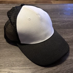 CAPPELLO/CAPPELLO TRUCKER/MAGLIA CRICUT BIANCO/SENZA LOGO REGOLABILE SNAPBACK, NERO/BIANCO - Foto 1 di 7