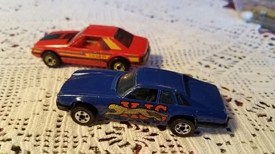 (2) Hot Wheels Cobra Mustang Jaguar Xjs años 70 gráficos lean bonito lote de 2  Foto 1 de 4