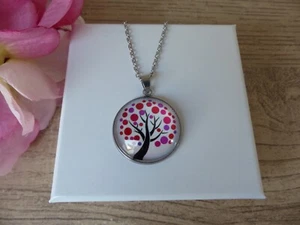 Collier Pendentif Arbre de Vie avec des Pois Violets et Rouges - Bijoux des Lys - Foto 1 di 6