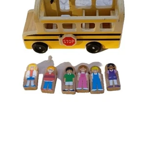 Juego de autobús escolar de madera de juguete clásico Melissa & Doug con 6 figuras de juego - Imagen 1 de 13