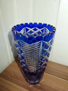 Joli vase en cristal double couche bleu taillé  H:18 cm 835 grs - Picture 1 of 7