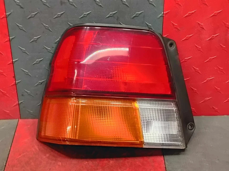 Conjunto de luz trasera izquierda para conductor Toyota Tercel 95-97 OEM Foto 1 de 4