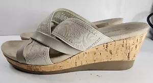 WEAR. EVER Goldy Embossed Floral Tan/ Beige Wedge SLIDES Size 8M-Nice - Picture 1 of 9