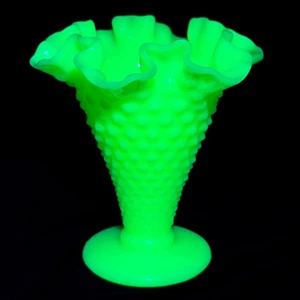 Jarrón de vidrio trompeta con volantes uranio natillas Hobnail vintage Fenton brilla 5 3/4" - Imagen 1 de 11