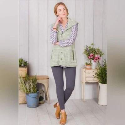 Chaleco Matilda Jane Out the Door Space Dye Verde Abotonable con Bolsillos Talla Pequeña Foto 1 de 4