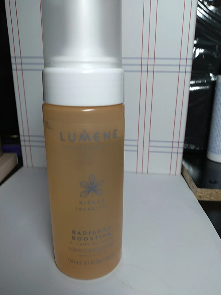 Espuma limpiadora Lumene KIRCAS Radiance Boosting para piel normal y combinada, 5,1 OZ Foto 1 de 4