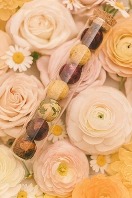 8 bombas de té de hierbas de flores hechas a mano - un delicioso sorbo de la naturaleza Foto 1 de 4