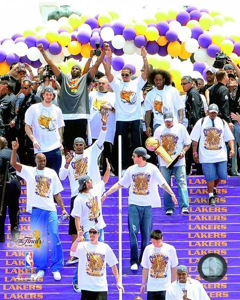 2009 NBA Finals "Victory Parade" Los Angeles Lakers TEAM Kobe Bryant+ 8x10 photo - Image 1 of 1