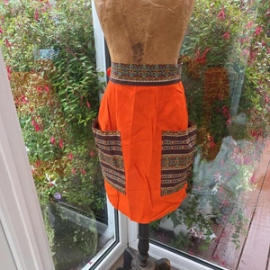VINTAGE STYLE PINNY *RETRO* mit aufgesetzten Taschen~ Half Pinny Orange und Braun  - Bild 1 von 5