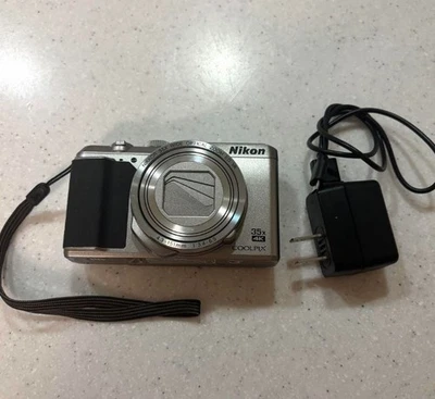 Cámara digital Nikon COOLPIX A900 plateada de Japón/pantalla inglesa disponible Foto 1 de 4