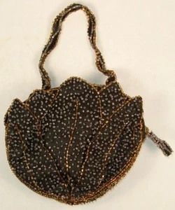 BORSA VINTAGE CON PERLINE FATTA A MANO A FORMA DI FIORE BELGIO - Foto 1 di 4
