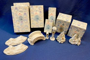 Precious Moments Sugar Town Kopfsteinpflaster geschwungene Bürgersteige. Brücke, Laternenmast ++ - Bild 1 von 5