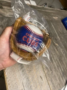 Chicago Cubs Rawlings Baseball - Mini Mitt - Ständer mit Logo neu versiegelt - Bild 1 von 8
