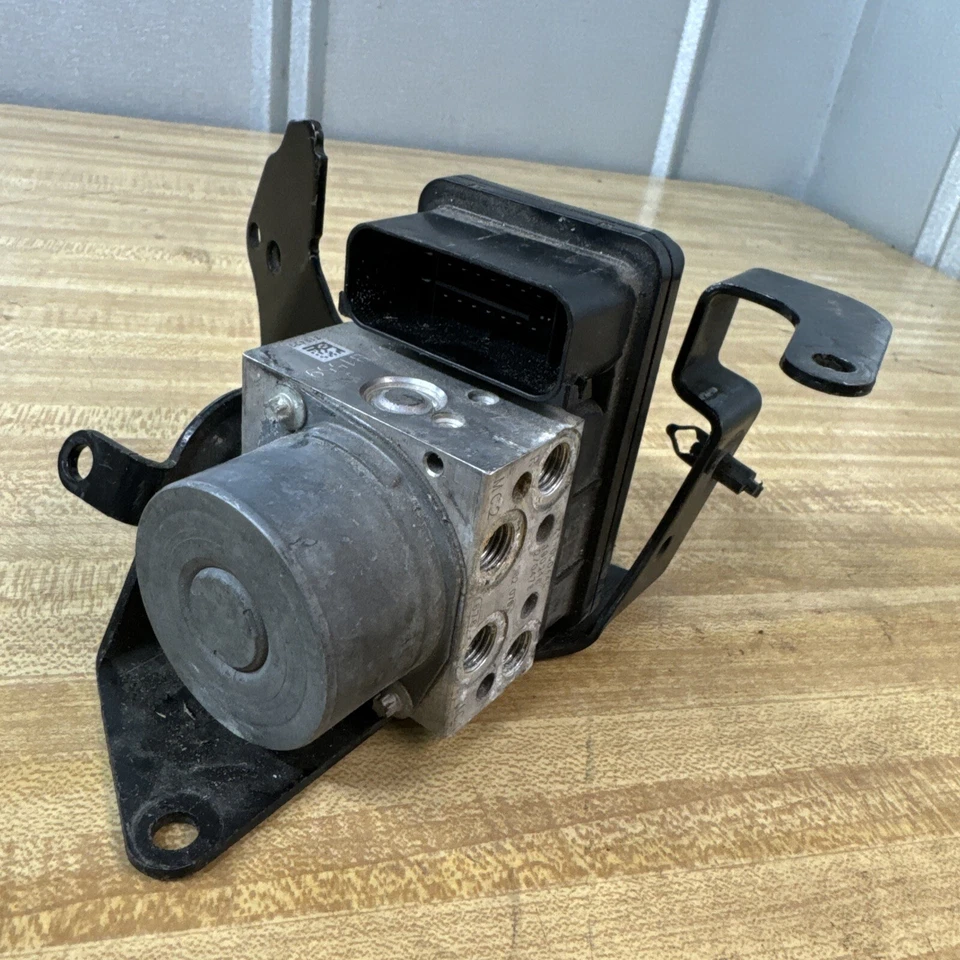 Modulador de freno bomba ABS Harley Davidson Low Rider ST FXLRST M8 con soporte Foto 1 de 4