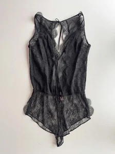 NUEVO CON ETIQUETAS VICTORIA'S SECRET Mameluco Negro Festoneado de Una Pieza, Talla M - Imagen 1 de 10