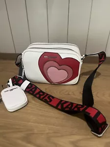 Karl Lagerfeld Paris Umhängetasche Handtasche Kameratasche rot Herzen weiß - Bild 1 von 16