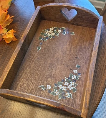 Bandeja de madera vintage corazón mango recortado baratija para servir núcleo decorativo de cabaña Foto 1 de 4