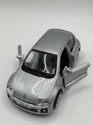 Carro modelo Renault Clio V6 Sport cinza fundido MAISTO 1/39 - Imagem 1 de 4