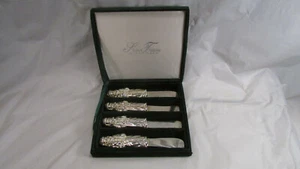 Set 4 Green Case Silver Treasures Godinger Cheese Knives Santa Christmas - Picture 1 of 7
