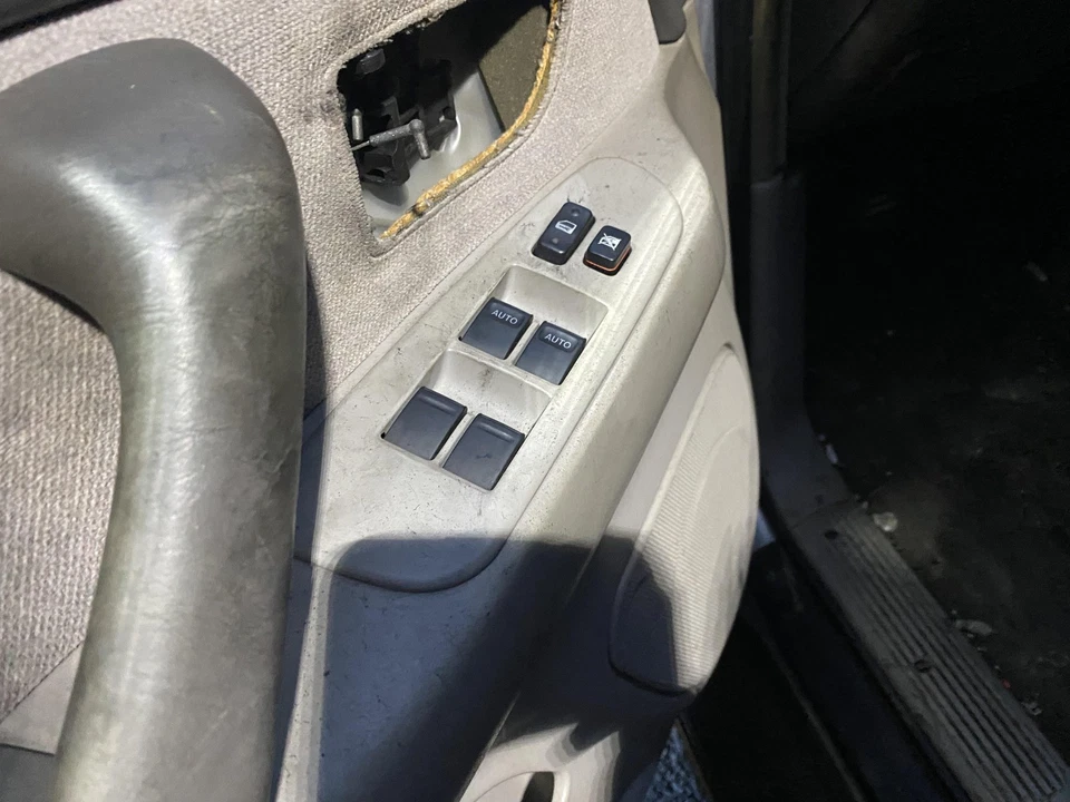 01 02 03 04 Interruptor de puerta delantero TOYOTA SEQUOIA Foto 1 de 1