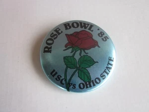 Vintage 1985 ROSE BOWL USC Trojans vs. OHIO STATE Buckeyes pulsante PINBACK - Foto 1 di 3