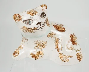 Lovely Spongeware Style Hand Painted Cheddar Pottery Smiling Cat Figure - Foto 1 di 3