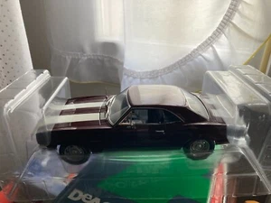chevrolet camaro 1/18 1967 coupe' rosso con righe bianche - Foto 1 di 7