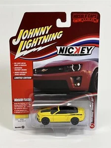 2013 Chevy Camaro ZL1 Amarillo Rally 1:64 Johnny Lightning JLMC030B - Imagen 1 de 4