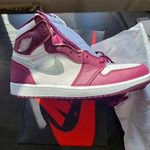 New in Box Jordan 1 Retro High OG Bordeaux Size 10 Sneaker Shoe - Picture 1 of 9