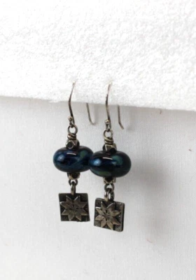 Pendientes de aro con temática de acolchado, tonos de azul, cuentas de vidrio, estrella de edredón de peltre Foto 1 de 3