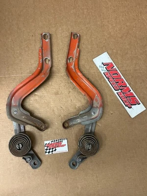 Набор пружин на петлях капота Mopar A пара Barracuda Dart Duster Valiant 1967-76 - Изображение 1 из 4