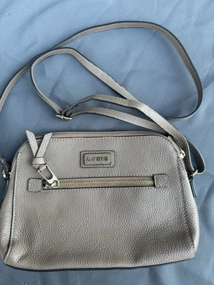 Cartera pequeña bandolera Lodis Charlotte de cuero con textura topo Foto 1 de 4