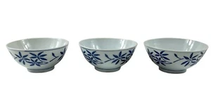 Juego de 3 tazones de arroz vintage Pier 1 azul floral porcelana con patas - Imagen 1 de 6
