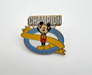 Disney Disneyland Paris DLP Cast Pin Trader Champion Blue/Yellow Summer 2002 HTF - Bild 1 von 4