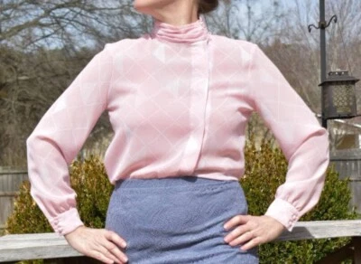 Blusa vintage Personal Petites rosa descentrada con botones secretaria geométrica Foto 1 de 4