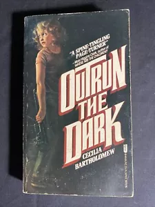 Outrun the Dark by Cecilia Bartholomew~1979 Paperback - Foto 1 di 6