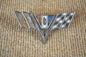 Genuine OEM 1964-67 Chevrolet Chevelle Impala Nova Fender V-Flag Emblem #3840318 - Foto 1 di 6