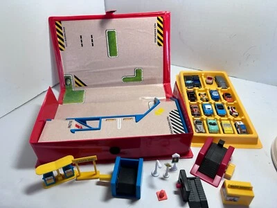 Micro Machine Service Station with 16 Cars Lot - Image 1 of 4